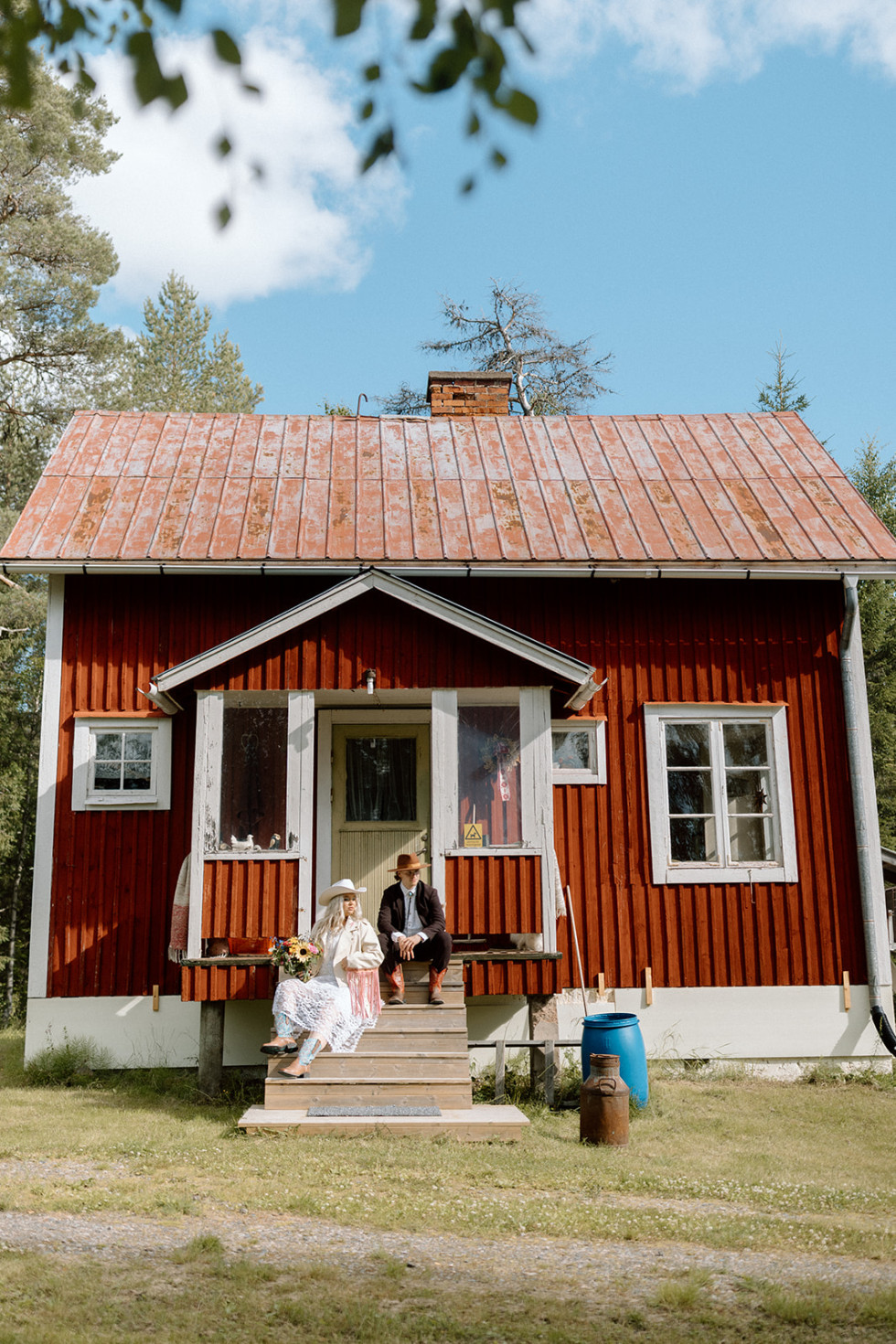 bröllopspar på landet