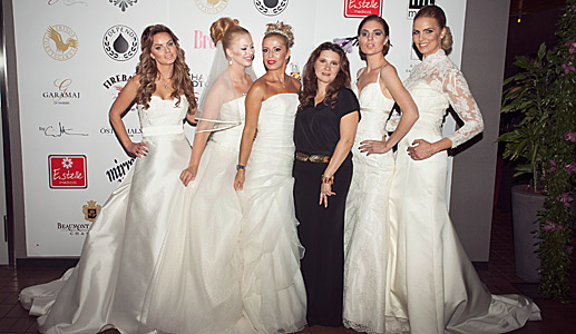 Modeller i klänningar från Garamaj.se, och Ilona Garamaj i mitten